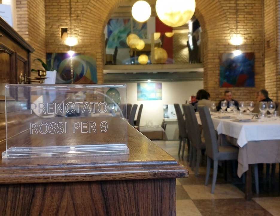 Interno del Ristorante di Angelo alla Cupola con elemento decorativo generato tramite IA  (Google Gemini)